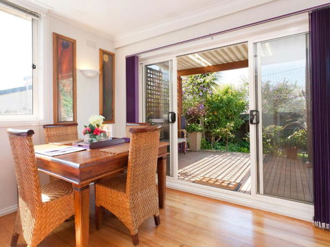 METRES TO THE BEACH MORNINGTON - Surfers Paradise Gold Coast 1