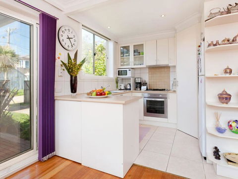 METRES TO THE BEACH MORNINGTON - Surfers Paradise Gold Coast 2