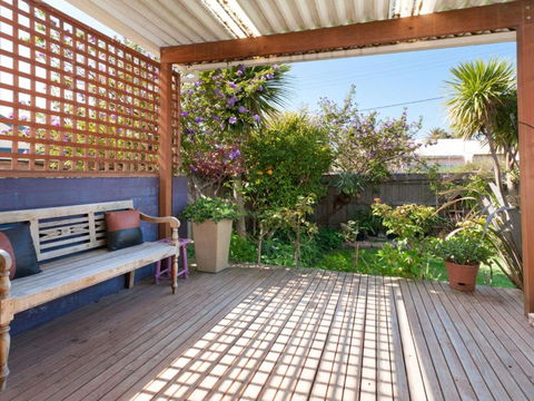 METRES TO THE BEACH MORNINGTON - Surfers Paradise Gold Coast 6