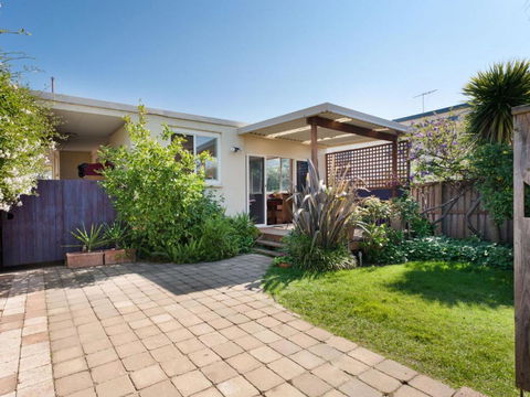 METRES TO THE BEACH MORNINGTON - Surfers Paradise Gold Coast 4