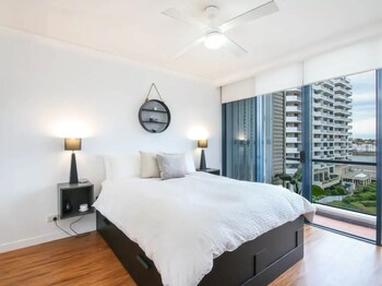 Modern 2 Bedroom River View Apartment In Docklands - Surfers Paradise Gold Coast 1