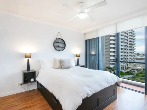 Modern 2 Bedroom River View Apartment In Docklands - Surfers Paradise Gold Coast 3