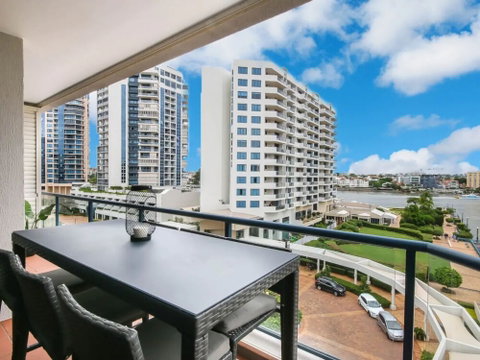 Modern 2 Bedroom River View Apartment In Docklands - Surfers Paradise Gold Coast 0