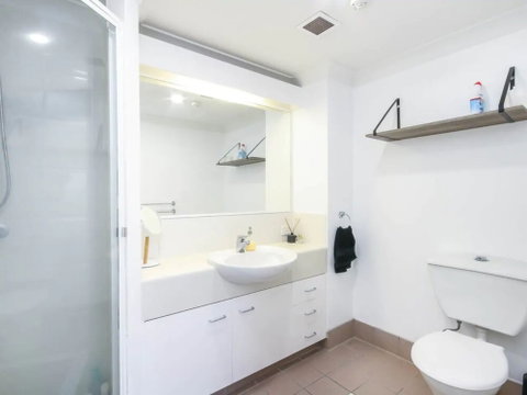 Modern 2 Bedroom River View Apartment In Docklands - Surfers Paradise Gold Coast 4