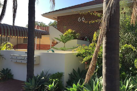 B6 Cafes & Restaurants Close To UWA - Surfers Paradise Gold Coast 4