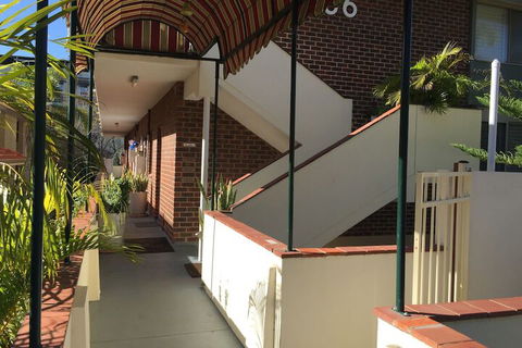 B6 Cafes & Restaurants Close To UWA - Surfers Paradise Gold Coast 2
