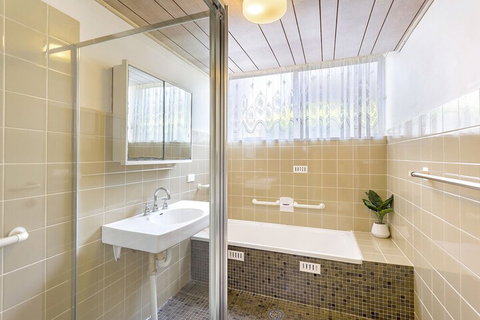 Casuarinas Unit 1 / 33 Soldiers Point Road - Surfers Paradise Gold Coast 7
