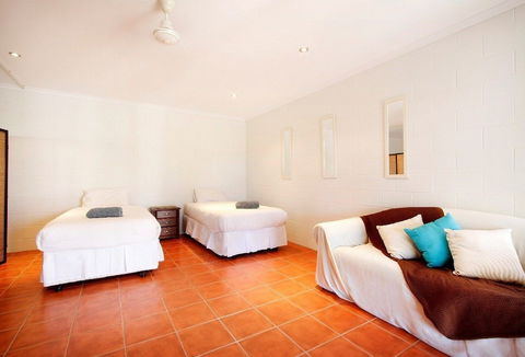 Hideaway Retreat Beach House With Pool - Surfers Paradise Gold Coast 4