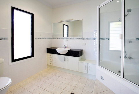 Hideaway Retreat Beach House With Pool - Surfers Paradise Gold Coast 5