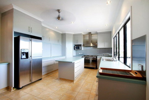 Hideaway Retreat Beach House With Pool - Surfers Paradise Gold Coast 3