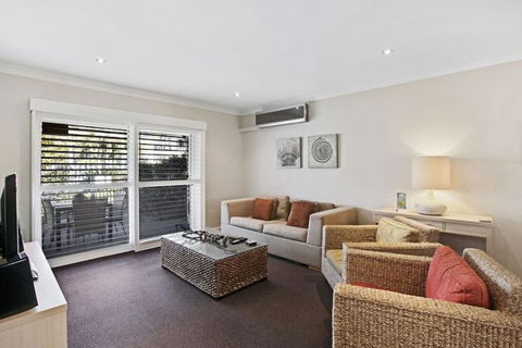 Pacific Blue Pool Spa & More Available In Complex! - Surfers Paradise Gold Coast 2