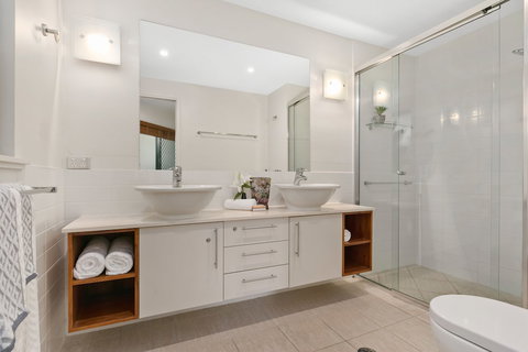 Beachfront Apartment With Ocean Views - Surfers Paradise Gold Coast 1