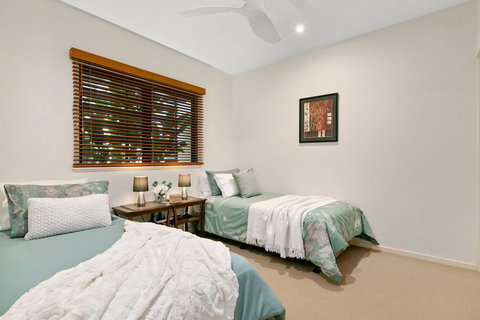 Beachfront Apartment With Ocean Views - Surfers Paradise Gold Coast 3