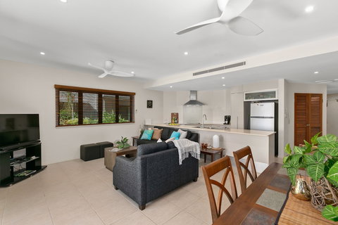 Beachfront Apartment With Ocean Views - Surfers Paradise Gold Coast 5