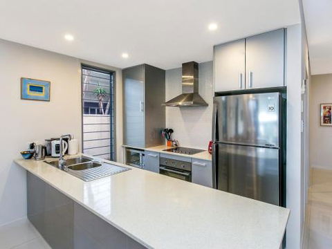 SEA RENITY On KAMALA - Surfers Paradise Gold Coast 6
