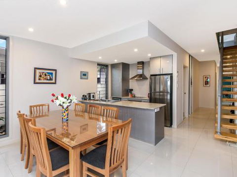 SEA RENITY On KAMALA - Surfers Paradise Gold Coast 1