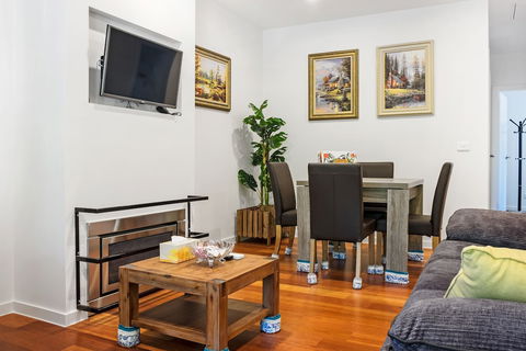 Woody Lifestyle One Bedroom Apartment - Surfers Paradise Gold Coast 3