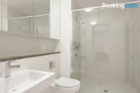 SKY GARDENS SUNSET RIVER VIEW NETFLIX WINE PARKING - Surfers Paradise Gold Coast 2
