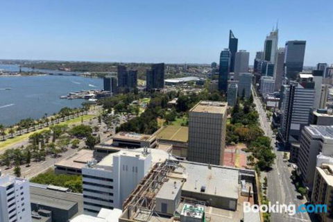 SKY GARDENS SUNSET RIVER VIEW NETFLIX WINE PARKING - Surfers Paradise Gold Coast 4