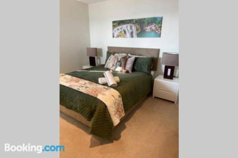 SKY GARDENS SUNSET RIVER VIEW NETFLIX WINE PARKING - Surfers Paradise Gold Coast 5