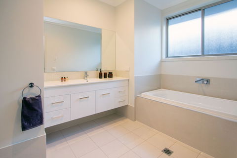 Vantage Court A Hidden Gem Of Mudgee 11 - Surfers Paradise Gold Coast 1