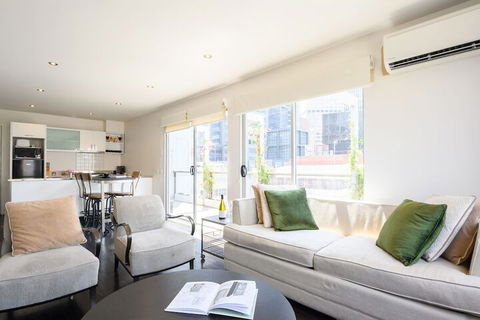 OLIVER Laneway Art Fed Square & Top Restaurants - Surfers Paradise Gold Coast 0