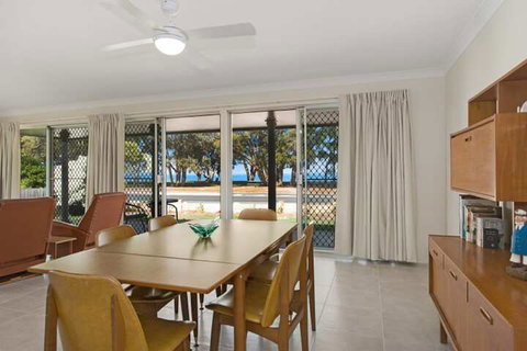 Large Family Waterfront Home With Room For A Boat Welsby Pde Bongaree - Surfers Paradise Gold Coast 4
