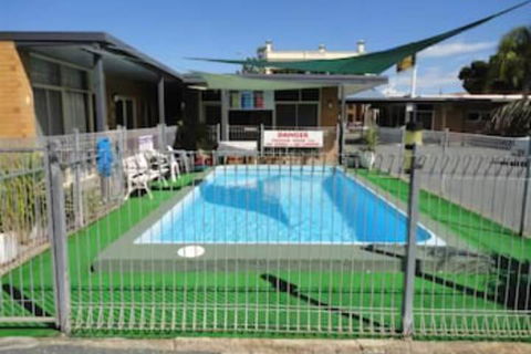 Cobb Inlander Motel - Surfers Paradise Gold Coast 2