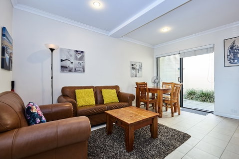 Fremantle Townhouse Unit 5 - Surfers Paradise Gold Coast 1