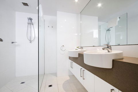 Fairshore 12 - Surfers Paradise Gold Coast 5