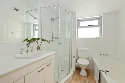 Fairshore 38 - Surfers Paradise Gold Coast 3