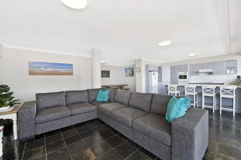 Akuna 20 6 Joffre Street - Surfers Paradise Gold Coast 3