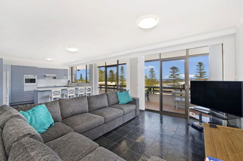 Akuna 20 6 Joffre Street - Surfers Paradise Gold Coast 1
