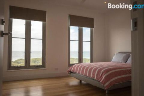 DEstrees Bay Beach House - Surfers Paradise Gold Coast 6