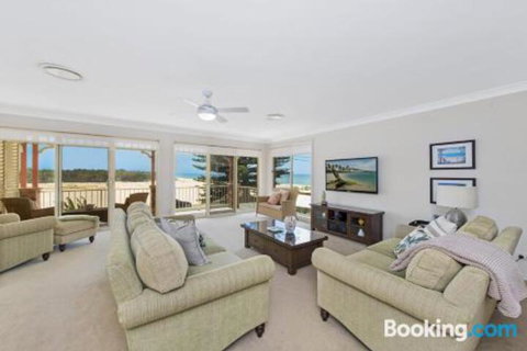 SEASCAPE An Enticing Lakeside Escape - Surfers Paradise Gold Coast 3