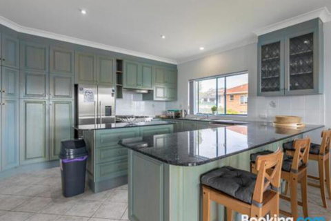 Villa San Gabriel Vincentia Sleeps 14 4pm Check Out Sundays - Surfers Paradise Gold Coast 1