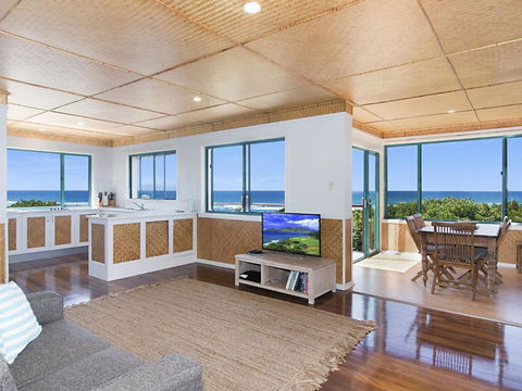 WHITE WAVES 6 OCEAN VIEWS FROM BEACHFRONT BALCONY - Surfers Paradise Gold Coast 2