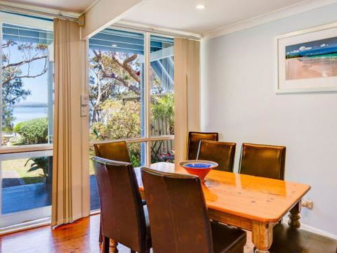SORRENTO LAKESIDE Sanctuary Point 4pm Check Out Sundays - Surfers Paradise Gold Coast 3