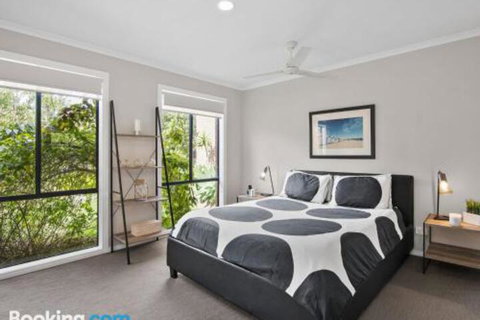 Rye Poolside Escape - Surfers Paradise Gold Coast 5