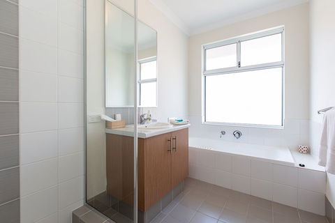 The Currawong - Surfers Paradise Gold Coast 0