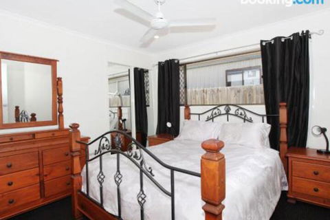 Schirrmann 56 Four Bedroom Home On Canal With Pool Pontoon Aircon & WiFi! - Surfers Paradise Gold Coast 2