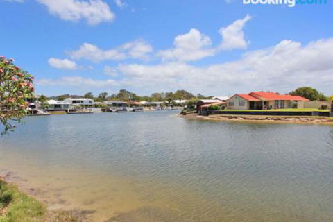 Schirrmann 56 Four Bedroom Home On Canal With Pool Pontoon Aircon & WiFi! - Surfers Paradise Gold Coast 3