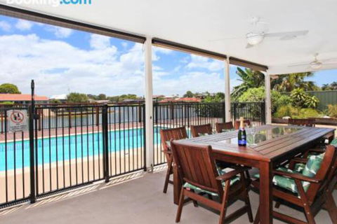 Schirrmann 56 Four Bedroom Home On Canal With Pool Pontoon Aircon & WiFi! - Surfers Paradise Gold Coast 1