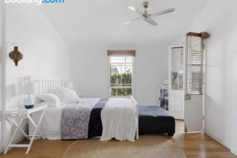 Blue Belle At Huskisson 4pm Check Out Sundays - Surfers Paradise Gold Coast 5