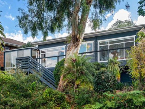 BOMBORA Gerroa 4pm Check Out Sundays - Surfers Paradise Gold Coast 5