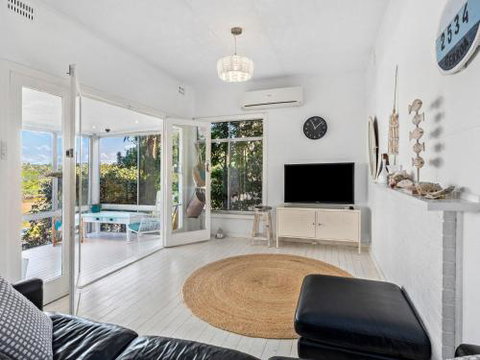 BOMBORA Gerroa 4pm Check Out Sundays - Surfers Paradise Gold Coast 4