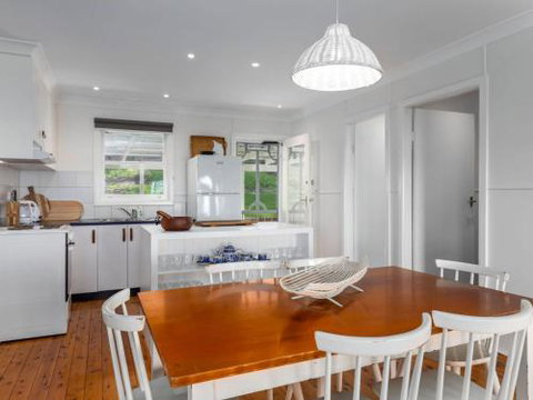 SEAWAYS Gerroa 4pm Check Out On Sunday - Surfers Paradise Gold Coast 6