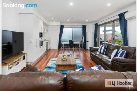 HIGH TIDES On ELLISTON - Surfers Paradise Gold Coast 1