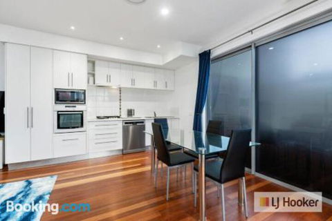 HIGH TIDES On ELLISTON - Surfers Paradise Gold Coast 3