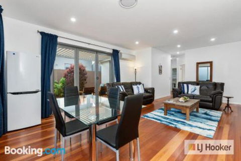 HIGH TIDES On ELLISTON - Surfers Paradise Gold Coast 2